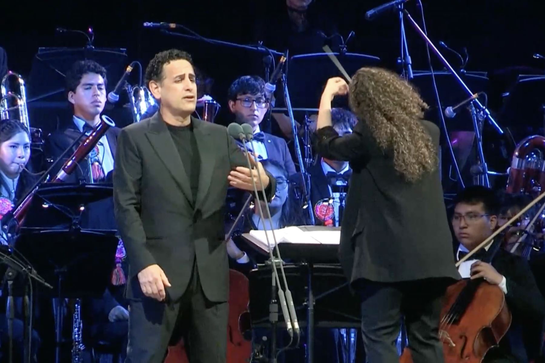 tenor peruano Juan Diego Flórez durante una presentación este sábado en Lima (Perú). Flórez celebro los 15 años de su proyecto social Sinfonía por el Perú, organización sin fines de lucro que preside con el objetivo de transformar vidas y dar nuevas oportunidades de desarrollo a jóvenes de bajos recursos a través de la educación musical y artística. Foto: EFE