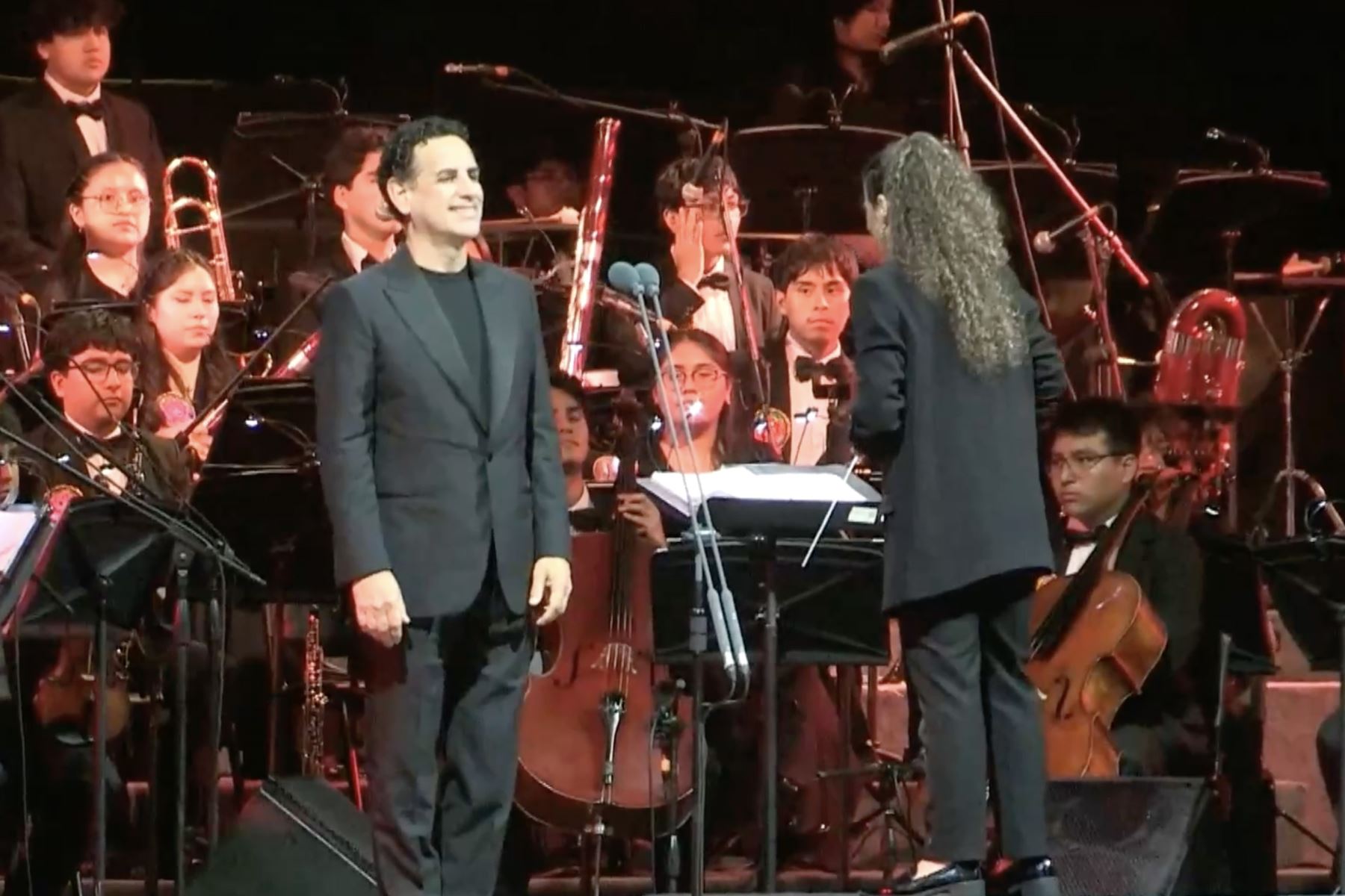 tenor peruano Juan Diego Flórez durante una presentación este sábado en Lima (Perú). Flórez celebro los 15 años de su proyecto social Sinfonía por el Perú, organización sin fines de lucro que preside con el objetivo de transformar vidas y dar nuevas oportunidades de desarrollo a jóvenes de bajos recursos a través de la educación musical y artística. Foto: EFE