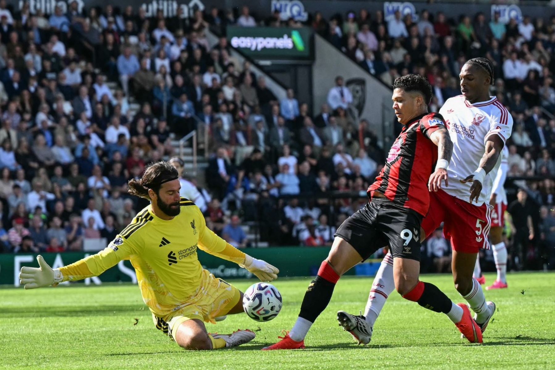El delantero brasileño del Bournemouth, Evanilson (n.º 9, centro), intenta rematar ante el portero brasileño del Liverpool, Alisson Becker (n.º 1, izquierda), durante el partido de la Premier League inglesa entre el Bournemouth y el Liverpool en el Vitality Stadium de Bournemouth, en el sur de Inglaterra.
Foto: AFP