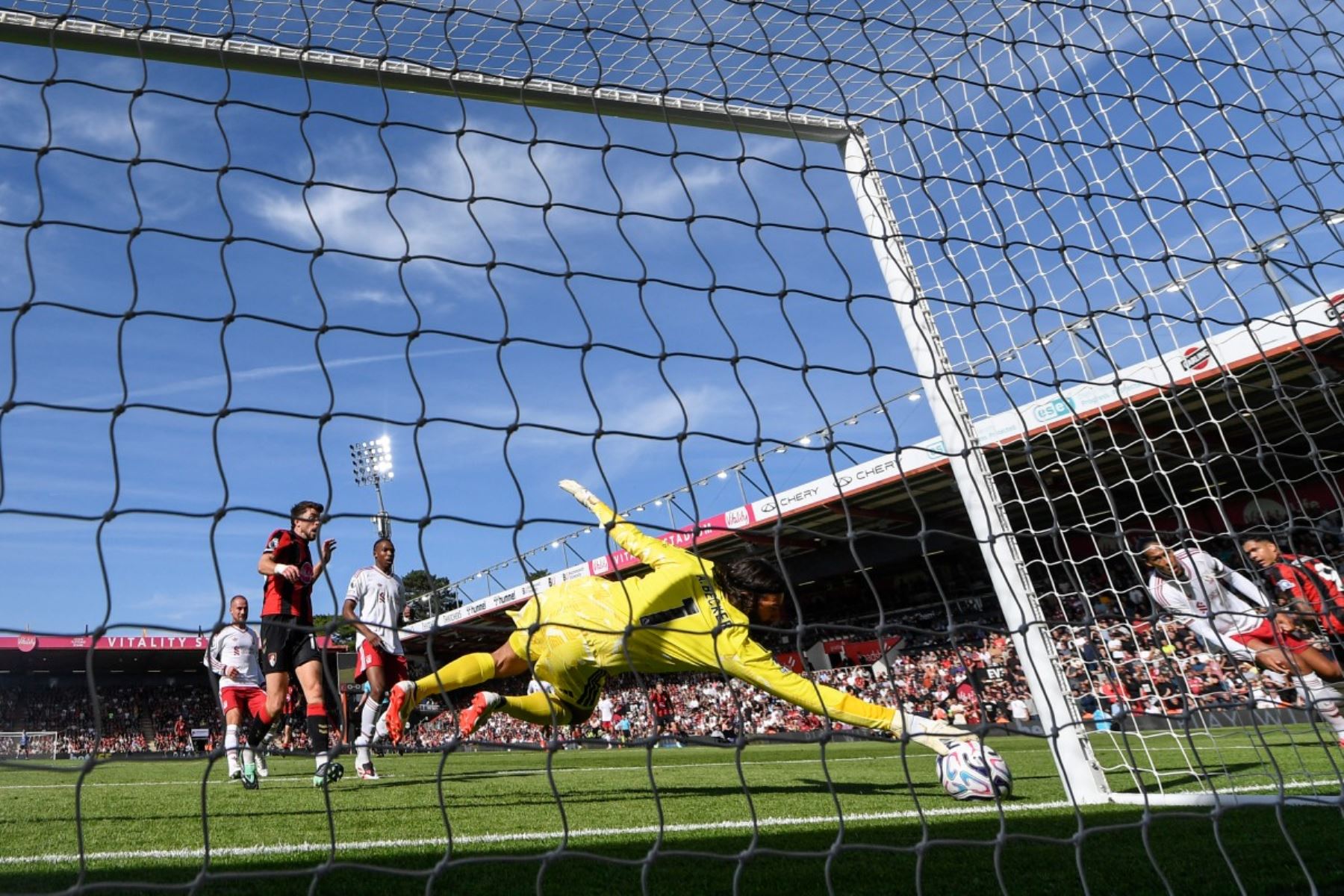 El portero brasileño del Liverpool, Alisson Becker (n.º 1, centro), realiza una atajada durante el partido de la Premier League inglesa entre el Bournemouth y el Liverpool en el Vitality Stadium de Bournemouth, en el sur de Inglaterra.
 Foto: AFP