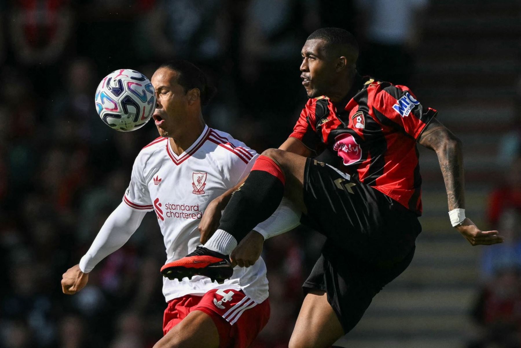 El defensa neerlandés del Liverpool, Virgil van Dijk (n.º 4, a la izquierda), choca con el centrocampista brasileño del Bournemouth, Rayan (n.º 37, a la derecha), durante el partido de la Premier League inglesa entre el Bournemouth y el Liverpool en el estadio Vitality de Bournemouth, en el sur de Inglaterra.
 Foto: AFP