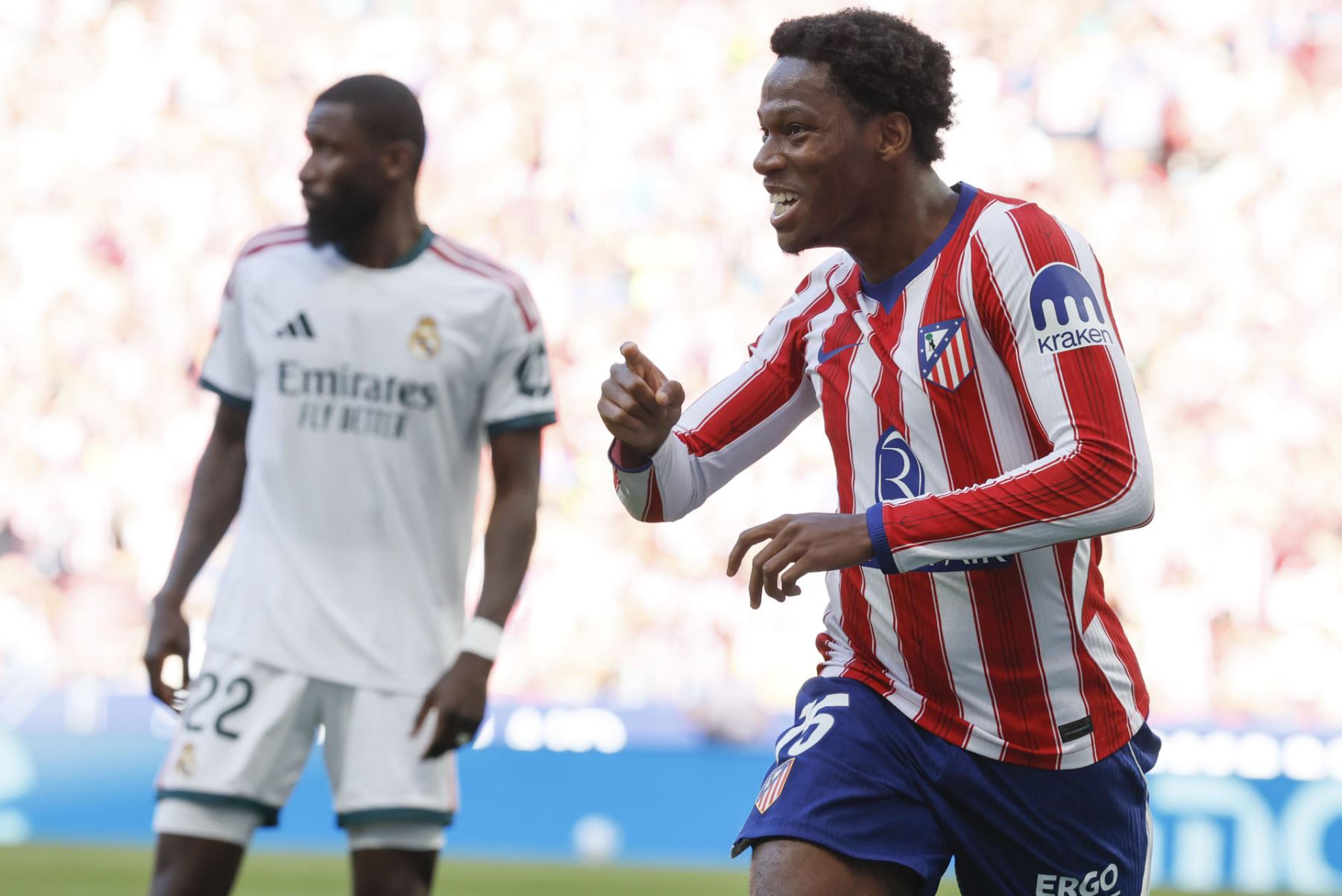 El delantero del Atlético de Madrid Jonathan David (d) celebra tras anotar el segundo gol del equipo durante el partido de LaLiga EA Sports entre Atlético de Madrid y Real Madrid celebrado este domingo en el del estadio Riyadh Air Metropolitano de la capital española Foto: EFE