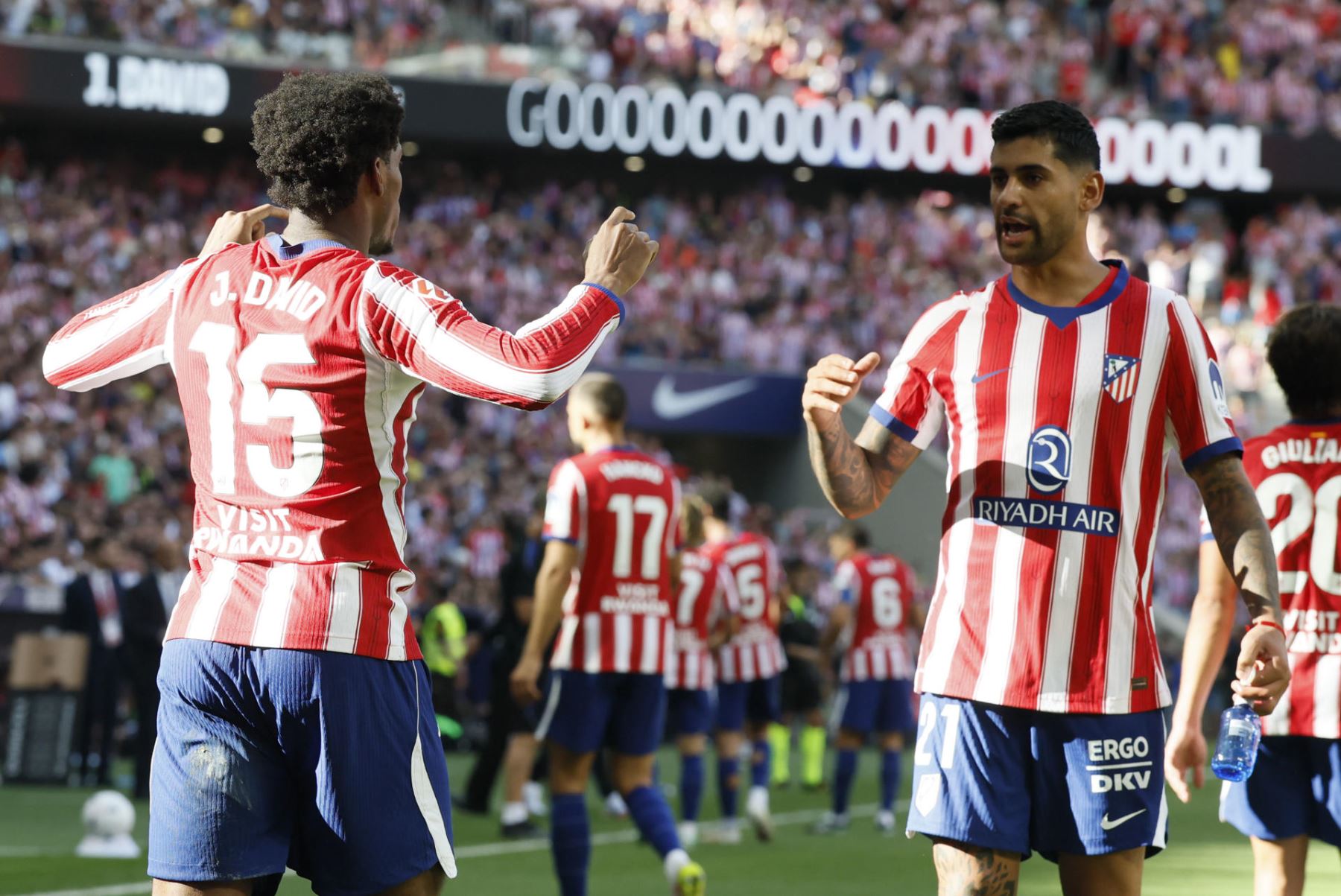 El delantero del Atlético de Madrid Jonathan David (i) celebra tras anotar el segundo gol del equipo durante el partido de LaLiga EA Sports entre Atlético de Madrid y Real Madrid celebrado este domingo en el del estadio Riyadh Air Metropolitano de la capital española. Foto: EFE
