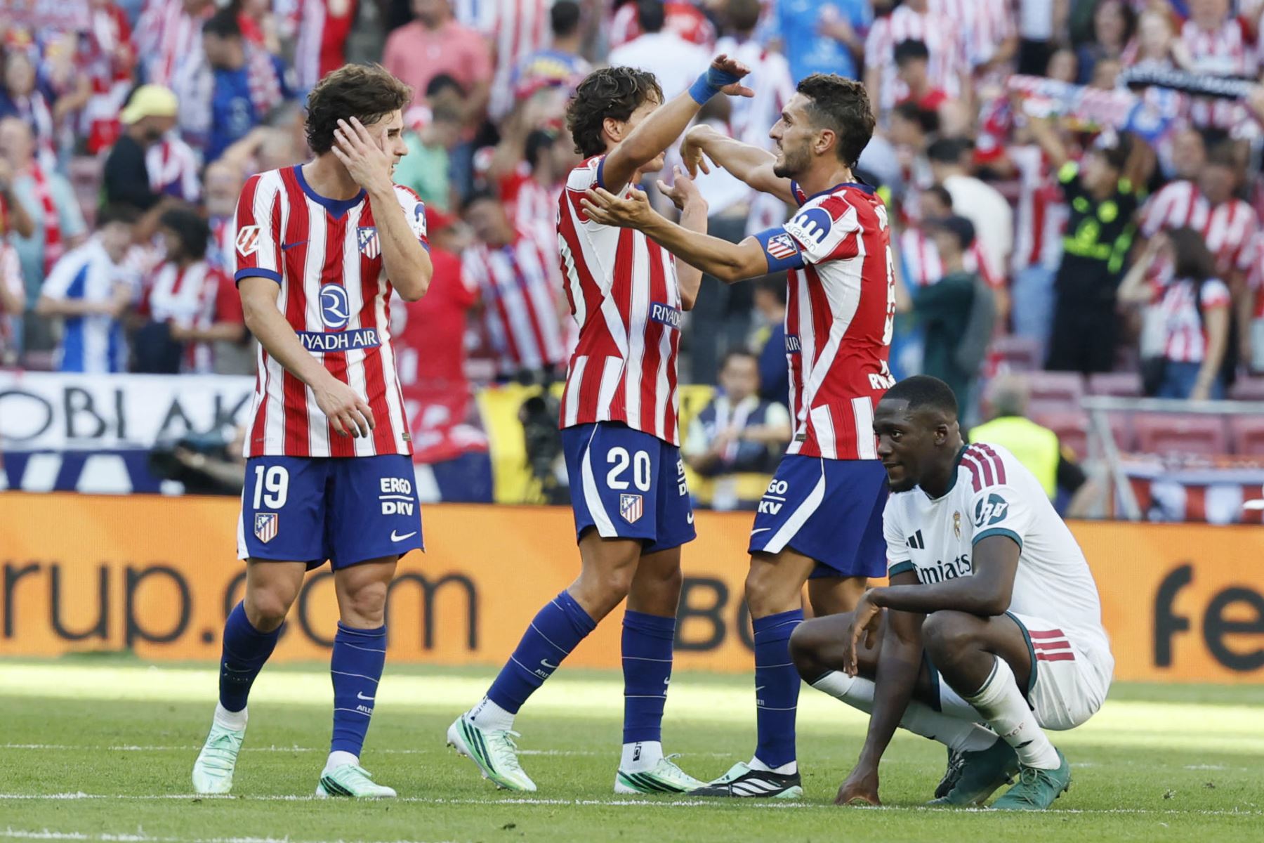 Los jugadores del Atlético de Madrid celebran la victoria tras el partido de LaLiga EA Sports entre Atlético de Madrid y Real Madrid celebrado este domingo en el del estadio Riyadh Air Metropolitano de la capital española. Foto: EFE