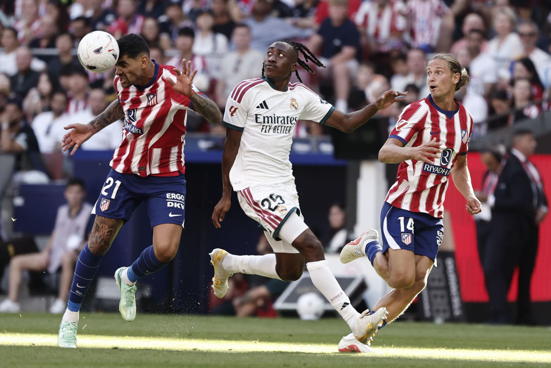 Cuti Romero (i) y Marcos Llorente del Atlético de Madrid ante el defensa del Real Madrid Yan Diomande (c) durante el partido de LaLiga EA Sports entre Atlético de Madrid y Real Madrid celebrado este domingo en el del estadio Riyadh Air Metropolitano de la capital española.  Foto: EFE