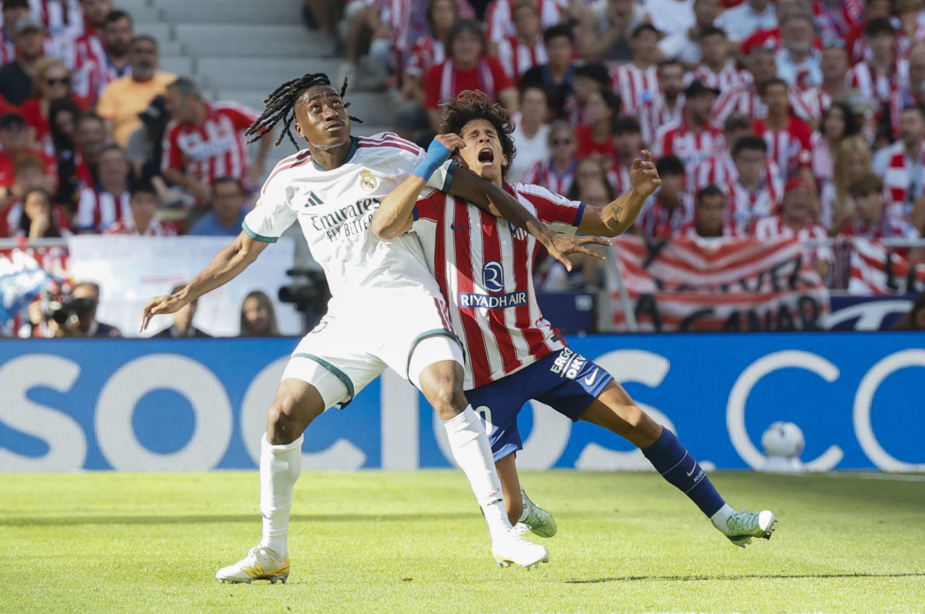 El delantero del Atlético de Madrid Giuliano Simeone pelea un balón ante el defensa del Real Madrid Yan Diomande (i) durante el partido de LaLiga EA Sports entre Atlético de Madrid y Real Madrid celebrado este domingo en el del estadio Riyadh Air Metropolitano de la capital española. Foto: EFE