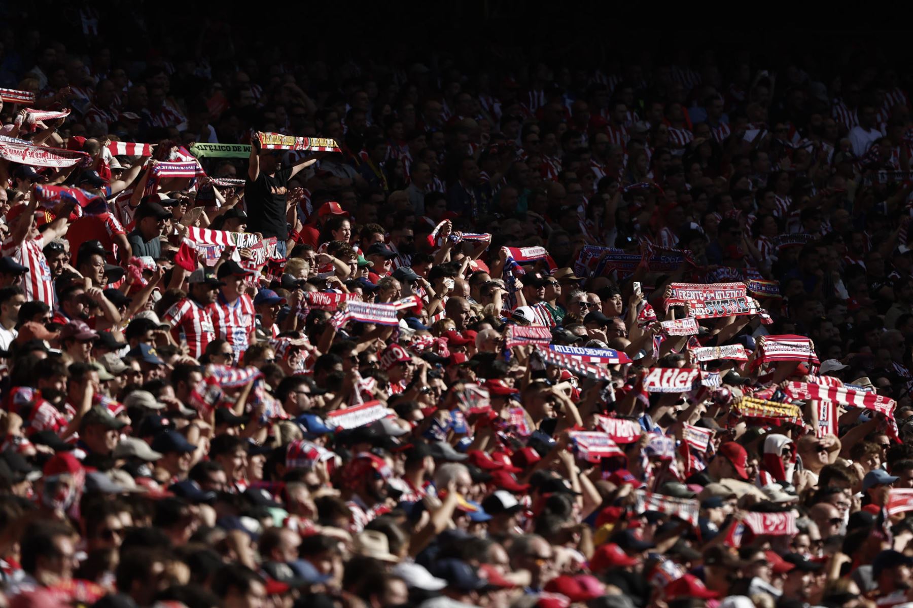 La afición del Atlético de Madrid anima durante el partido de LaLiga EA Sports entre Atlético de Madrid y Real Madrid celebrado este domingo en el del estadio Riyadh Air Metropolitano de la capital española. Foto: EFE