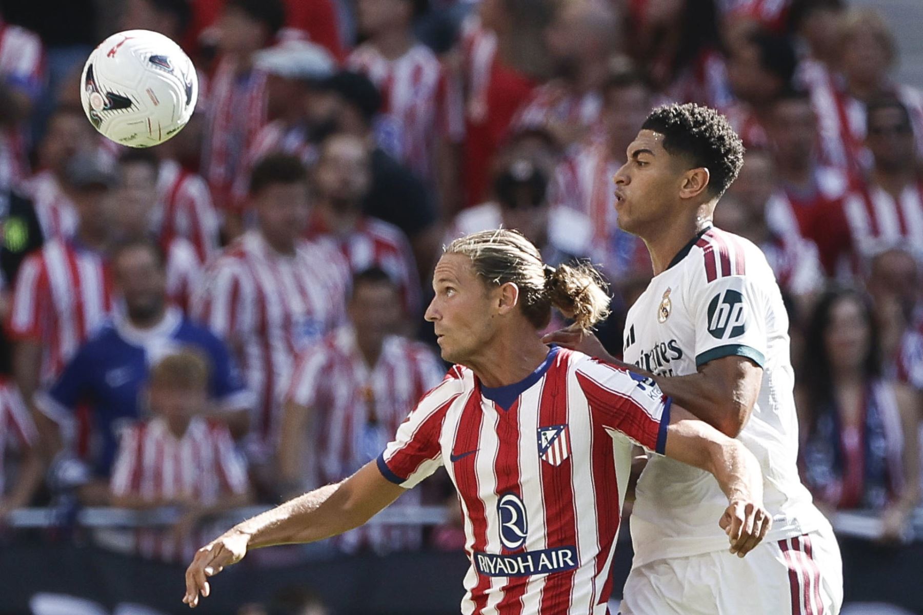 l centrocampista del Atlético de Madrid Marcos Llorente (i) pelea un balón ante el centrocampista del Real Madrid Jude Bellingham (d) durante el partido de LaLiga EA Sports entre Atlético de Madrid y Real Madrid celebrado este domingo en el del estadio Riyadh Air Metropolitano de la capital española. Foto: EFE