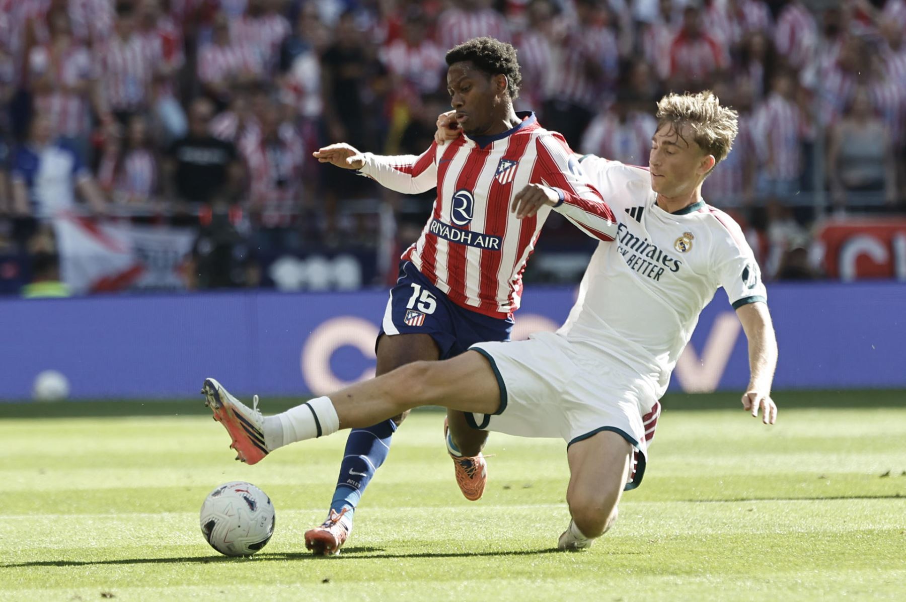El delantero del Atlético de Madrid Jonathan David pelea un balón ante el defensa del Real Madrid Dean Huijsen (d) durante el partido de LaLiga EA Sports entre Atlético de Madrid y Real Madrid celebrado este domingo en el del estadio Riyadh Air Metropolitano de la capital española Foto: EFE