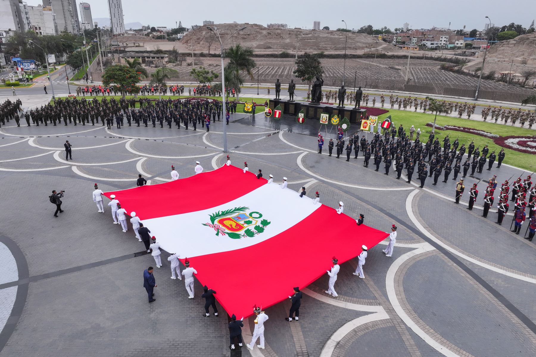 Presidenta Keiko Fujimori lideró Ceremonia por el Día de Las Fuerzas Armadas y homenaje a Nuestra Señora de la Merced, Gran Mariscala y Patrona de las Armas del Perú

Foto: ANDINA/Prensa Presidencia