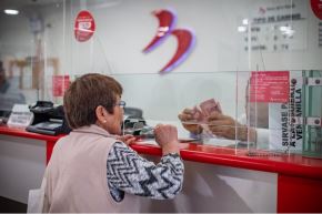 El beneficiario de una entrega económica por emergencia es la persona que se encuentra incluida en el padrón de beneficiarios aprobado por Pensión 65, de acuerdo con los criterios de elegibilidad, priorización y temporalidad establecidos en la norma que autoriza dicha entrega.