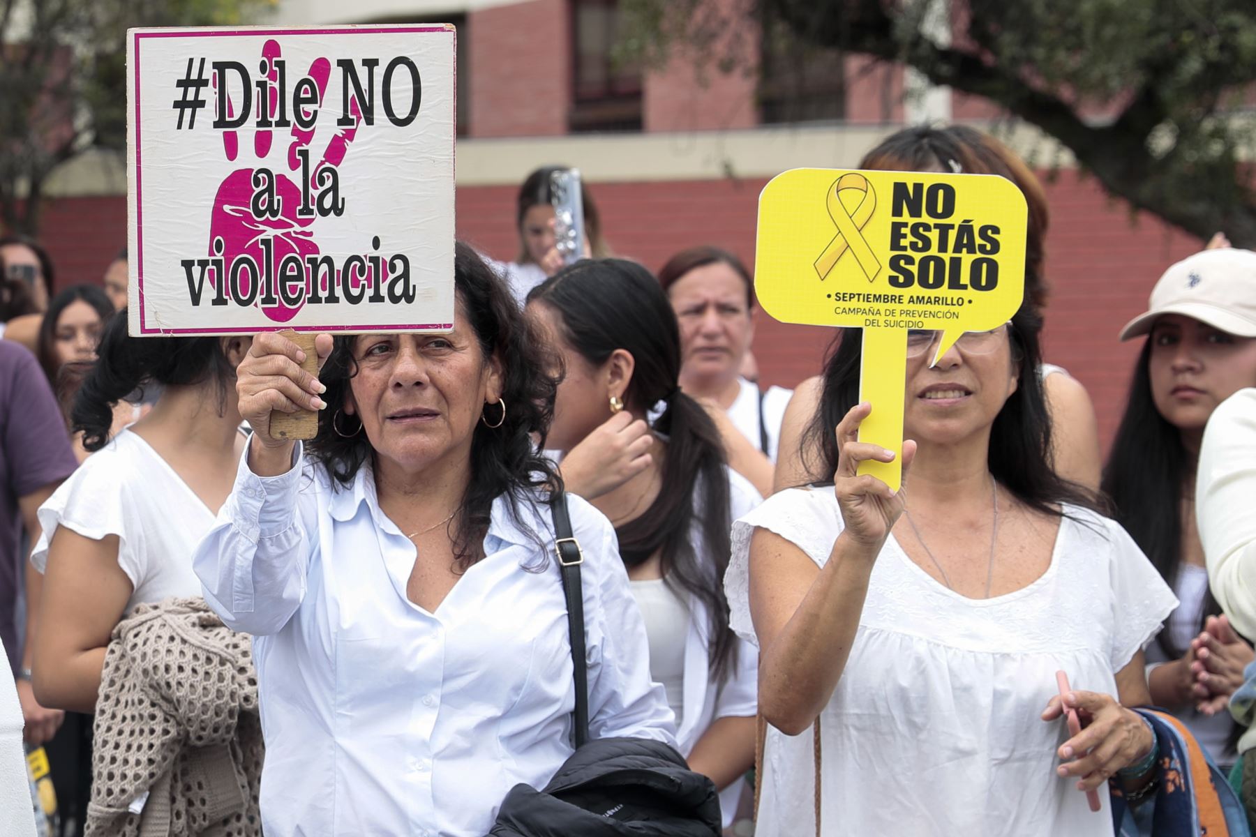 El domingo 20 de setiembre de 2026, decenas de padres de familia y jóvenes en edad escolar realizaron un plantón frente al Liceo Naval Almirante Guise, en solidaridad con escolar que denunció abuso sexual  por parte de otros estudiantes, y posteriormente salieron a marchar por calles y avenidas de San Borja exigiendo justicia para la víctima. Foto: ANDINA/Daniel Bracamonte