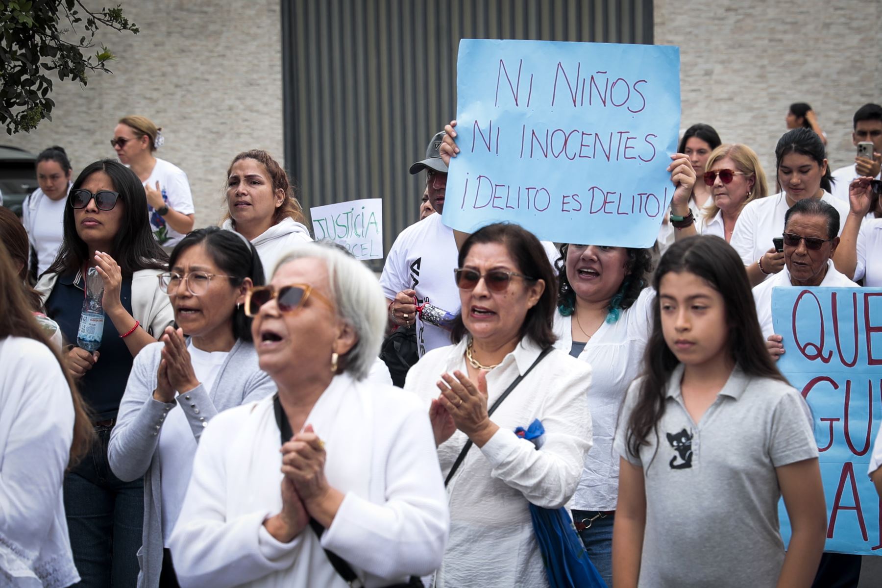 El domingo 20 de setiembre de 2026, decenas de padres de familia y jóvenes en edad escolar realizaron un plantón frente al Liceo Naval Almirante Guise, en solidaridad con escolar que denunció abuso sexual  por parte de otros estudiantes, y posteriormente salieron a marchar por calles y avenidas de San Borja exigiendo justicia para la víctima. Foto: ANDINA/Daniel Bracamonte