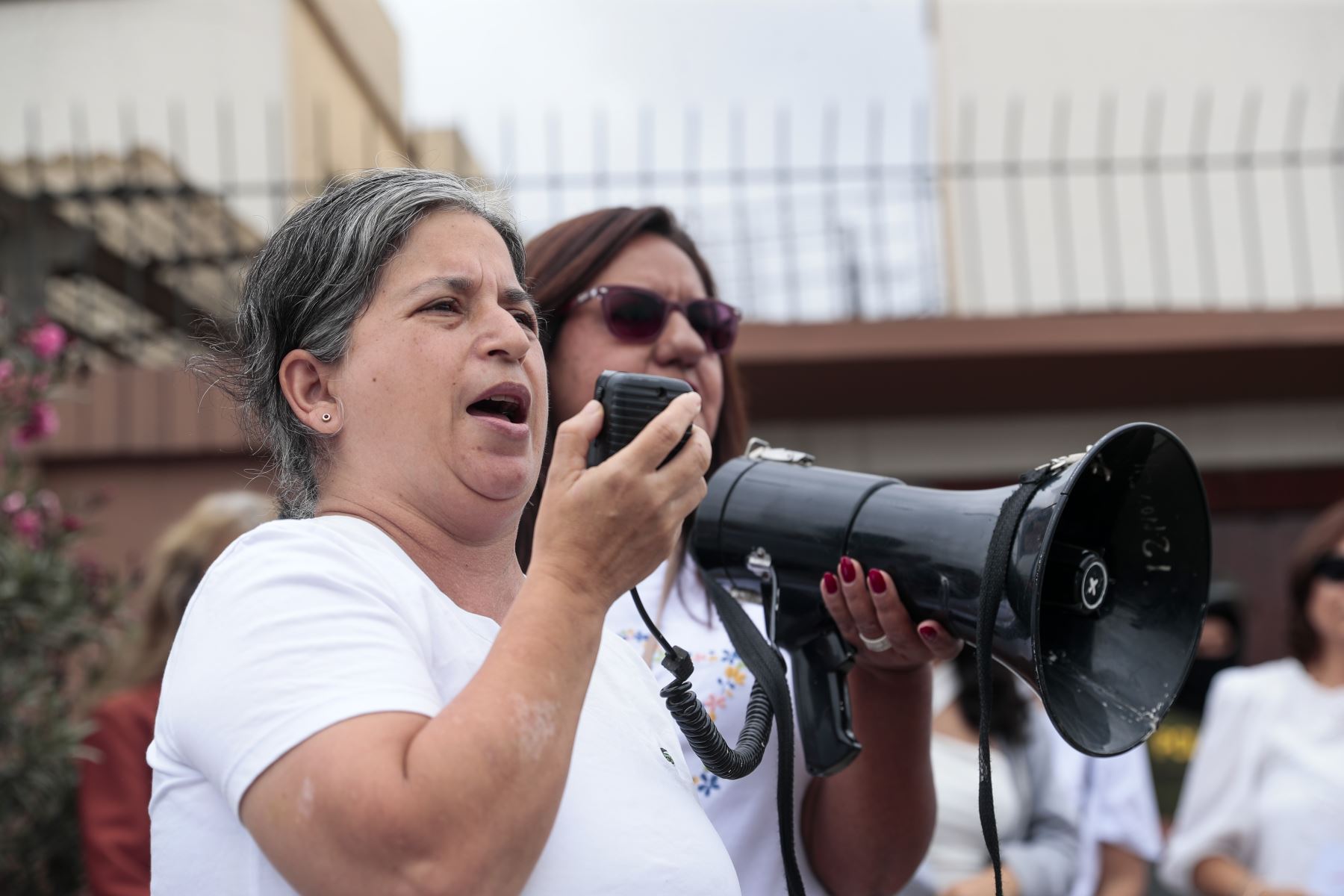 El domingo 20 de setiembre de 2026, decenas de padres de familia y jóvenes en edad escolar realizaron un plantón frente al Liceo Naval Almirante Guise, en solidaridad con escolar que denunció abuso sexual  por parte de otros estudiantes, y posteriormente salieron a marchar por calles y avenidas de San Borja exigiendo justicia para la víctima. Foto: ANDINA/Daniel Bracamonte
