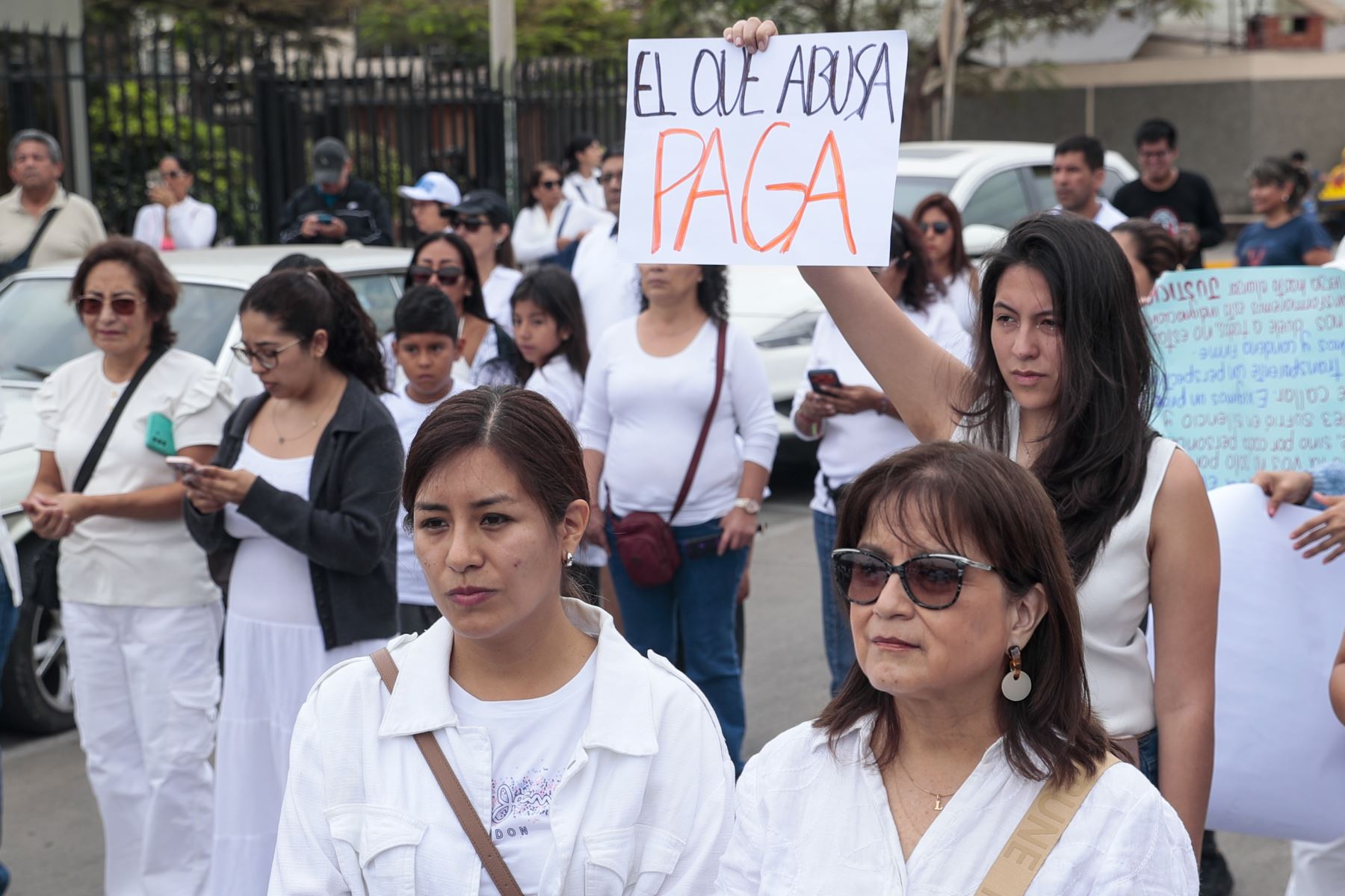 El domingo 20 de setiembre de 2026, decenas de padres de familia y jóvenes en edad escolar realizaron un plantón frente al Liceo Naval Almirante Guise, en solidaridad con escolar que denunció abuso sexual  por parte de otros estudiantes, y posteriormente salieron a marchar por calles y avenidas de San Borja exigiendo justicia para la víctima. Foto: ANDINA/Daniel Bracamonte