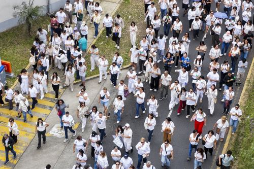 Plantón frente al Liceo Naval Almirante Guise, en solidaridad con escolar que denunció abuso sexual