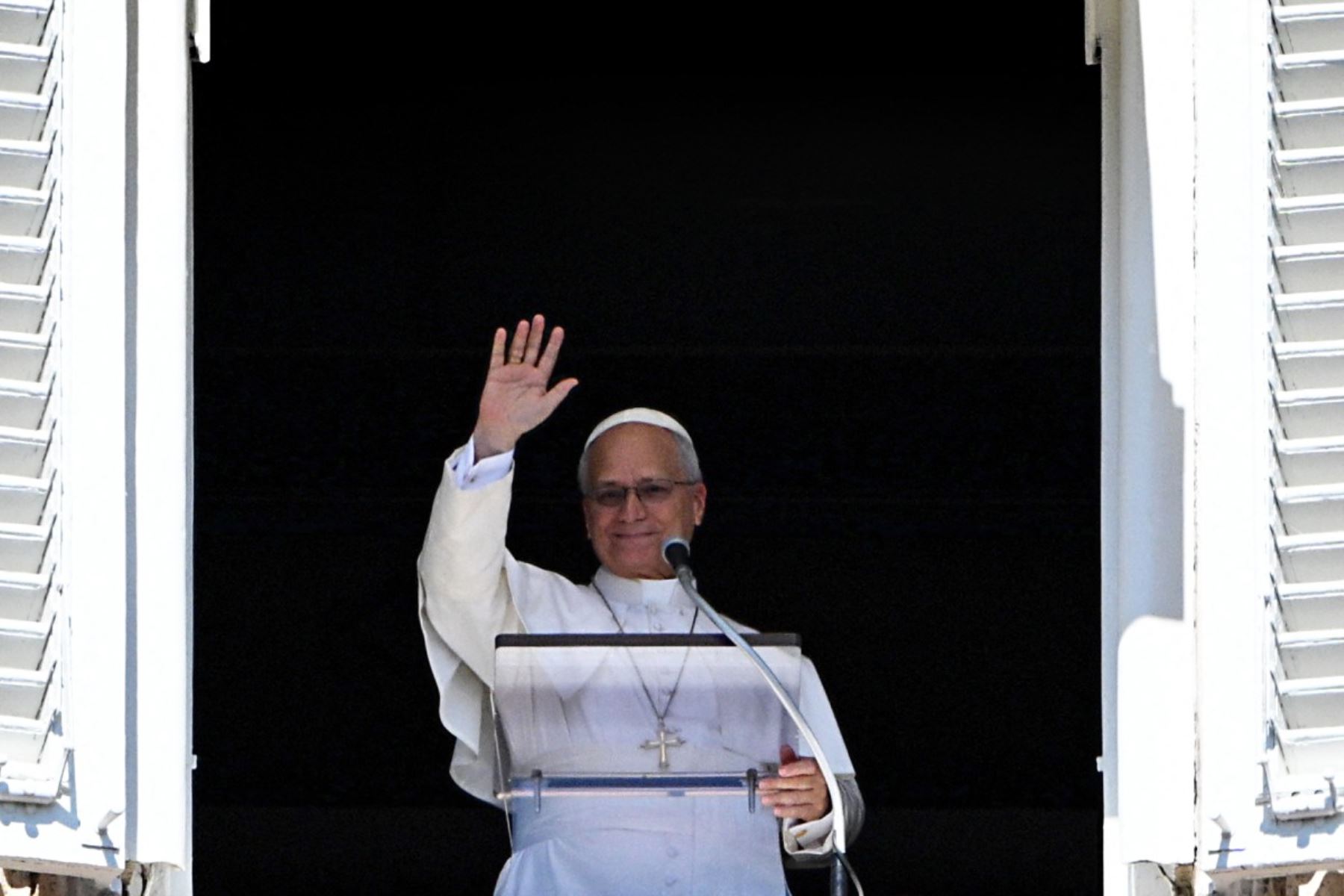 El papa León XIV se dirige a la multitud desde la ventana del palacio apostólico con vistas a la Plaza de San Pedro durante el rezo del Ángelus dominical en el Vaticano, el 20 de septiembre de 2026. (Foto de Andreas SOLARO / AFP)
