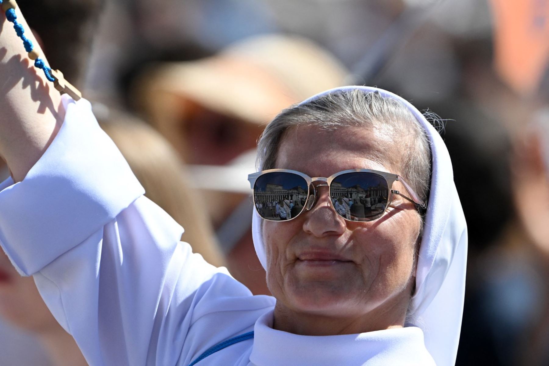 Una monja saluda al Papa León XIV mientras reza el Ángelus dominical en la Plaza de San Pedro, en el Vaticano, el 20 de septiembre de 2026. (Foto de Andreas SOLARO / AFP)