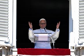 El papa León XIV se dirige a la multitud desde la ventana del palacio apostólico (20 de setiembre 2026). Foto: AFP