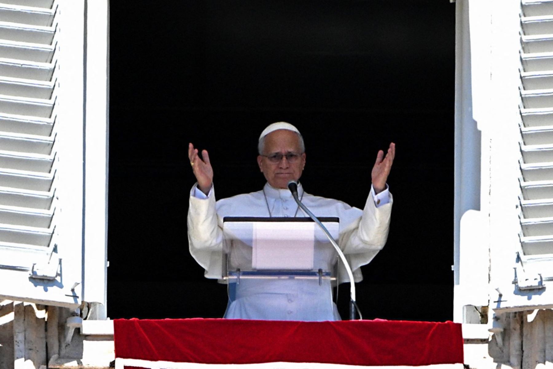 El Papa León XIV se dirige a la multitud desde la ventana del palacio apostólico con vistas a la Plaza de San Pedro durante el rezo del Ángelus dominical en el Vaticano el 20 de septiembre de 2026 (Foto de Andreas SOLARO / AFP).