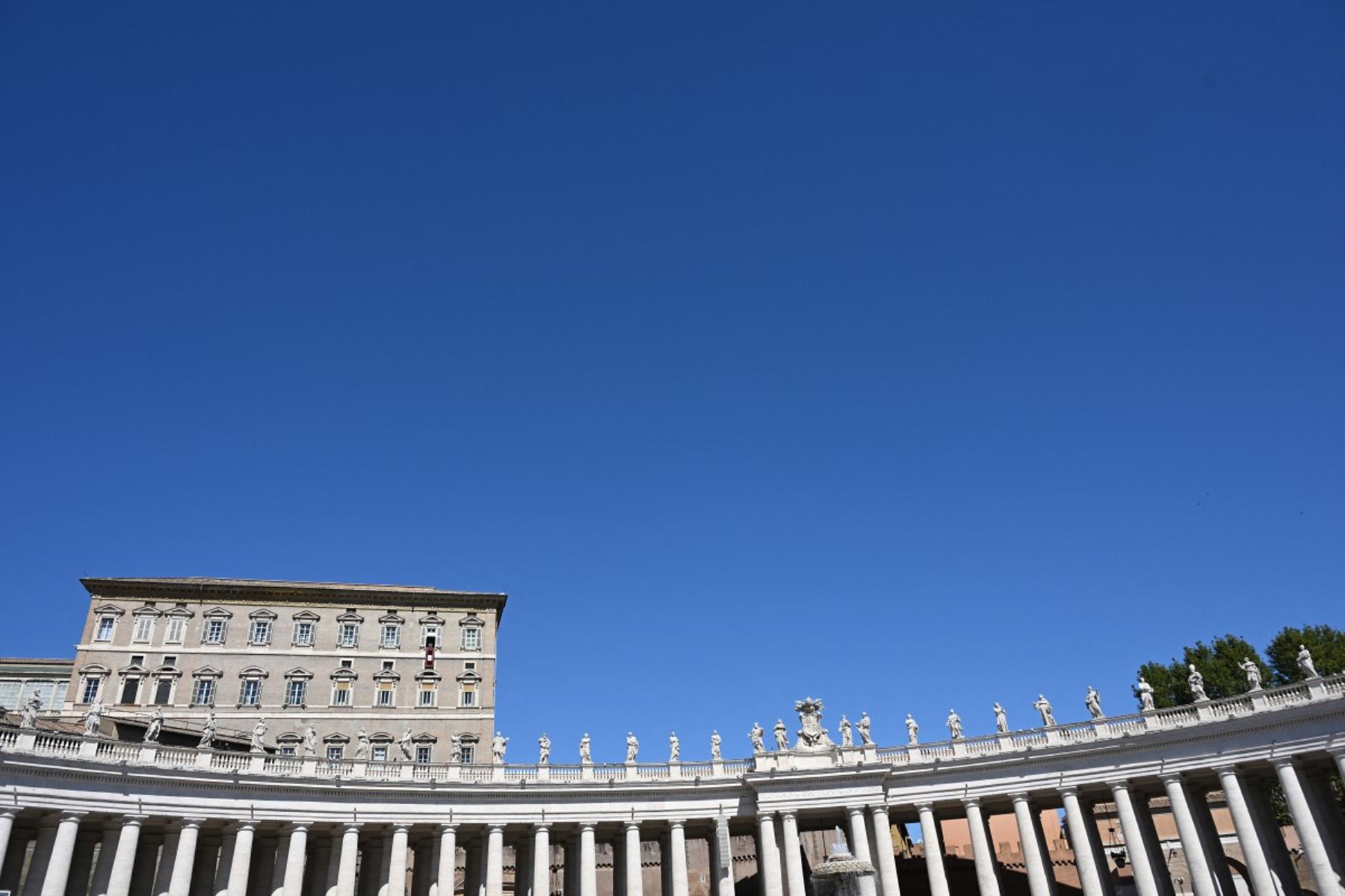 El Papa León XIV se dirige a la multitud desde la ventana del palacio apostólico con vistas a la Plaza de San Pedro durante el rezo del Ángelus dominical en el Vaticano el 20 de septiembre de 2026 (Foto de Andreas SOLARO / AFP)