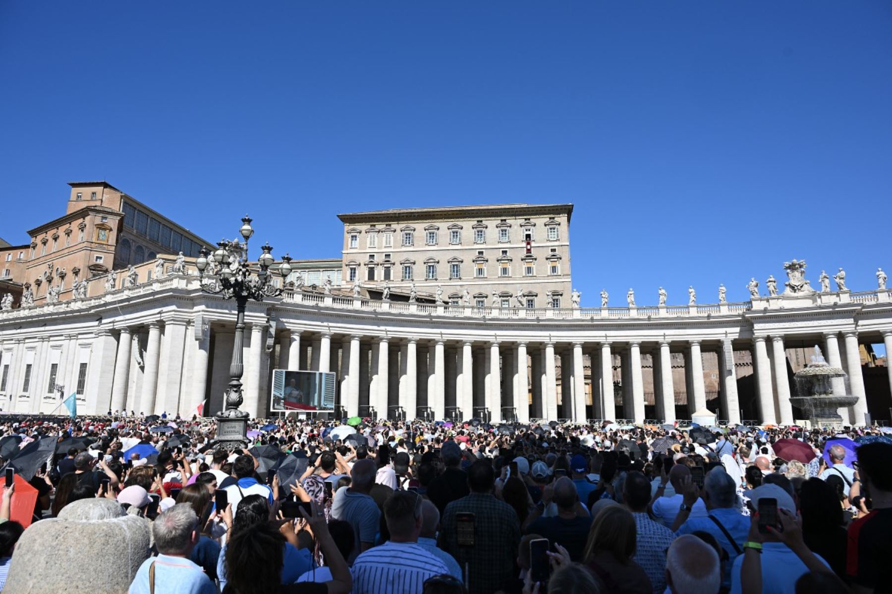 El Papa León XIV se dirige a la multitud desde la ventana del palacio apostólico con vistas a la Plaza de San Pedro durante el rezo del Ángelus dominical en el Vaticano el 20 de septiembre de 2026 (Foto de Andreas SOLARO / AFP)
