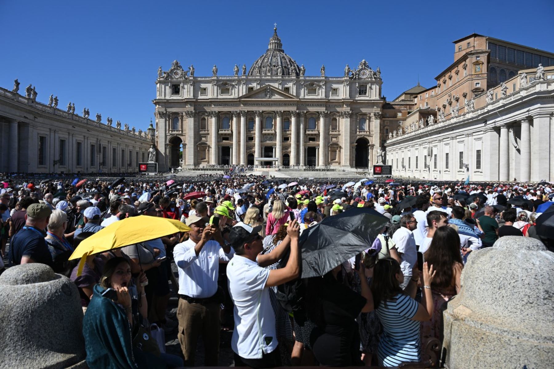 Una multitud espera el discurso del Papa León XIV desde la ventana del palacio apostólico con vistas a la Plaza de San Pedro durante el rezo del Ángelus dominical en el Vaticano el 20 de septiembre de 2026 (Foto de Andreas SOLARO / AFP)