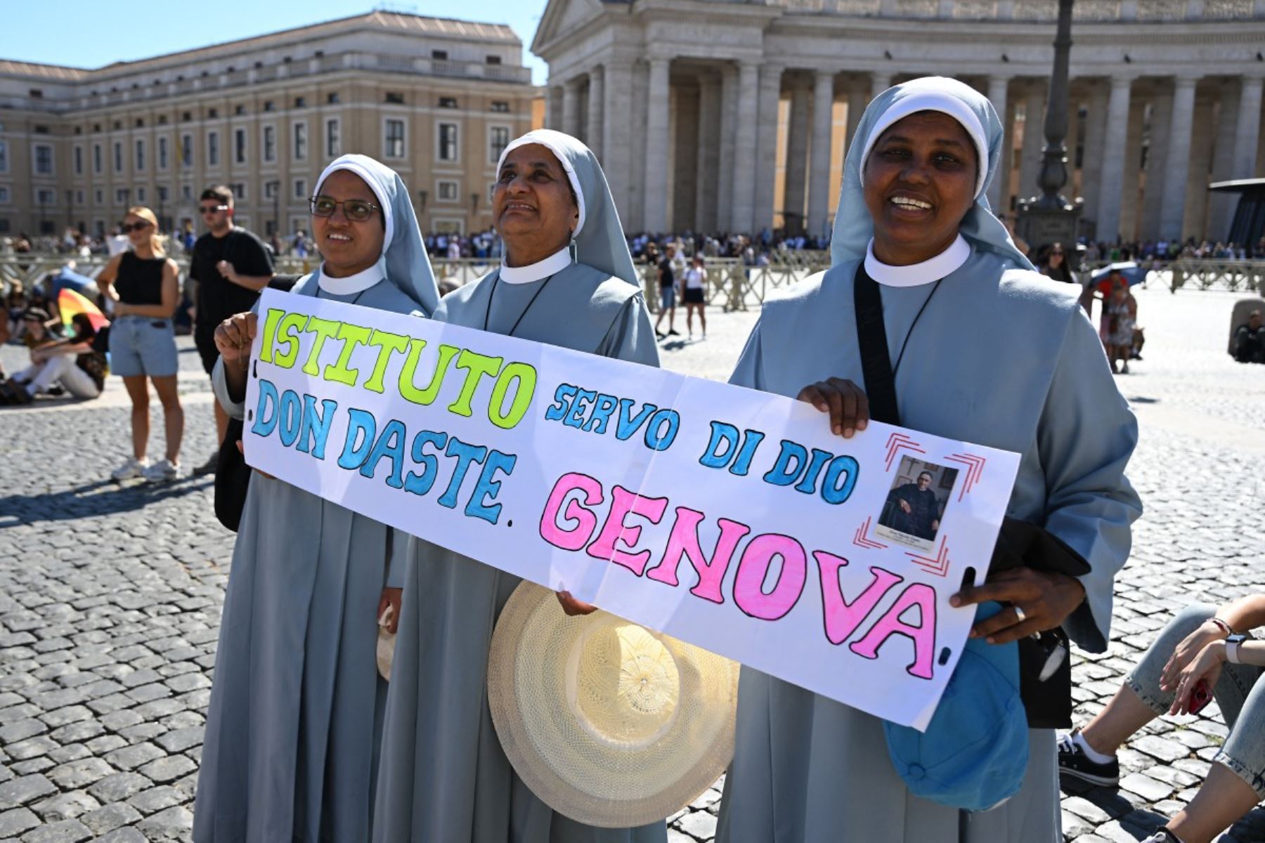 Monjas sostienen una pancarta con el nombre de su instituto mientras esperan el discurso del Papa León XIV desde la ventana del palacio apostólico con vista a la Plaza de San Pedro durante la oración del Ángelus dominical en el Vaticano el 20 de septiembre de 2026 (Foto de Andreas SOLARO / AFP)