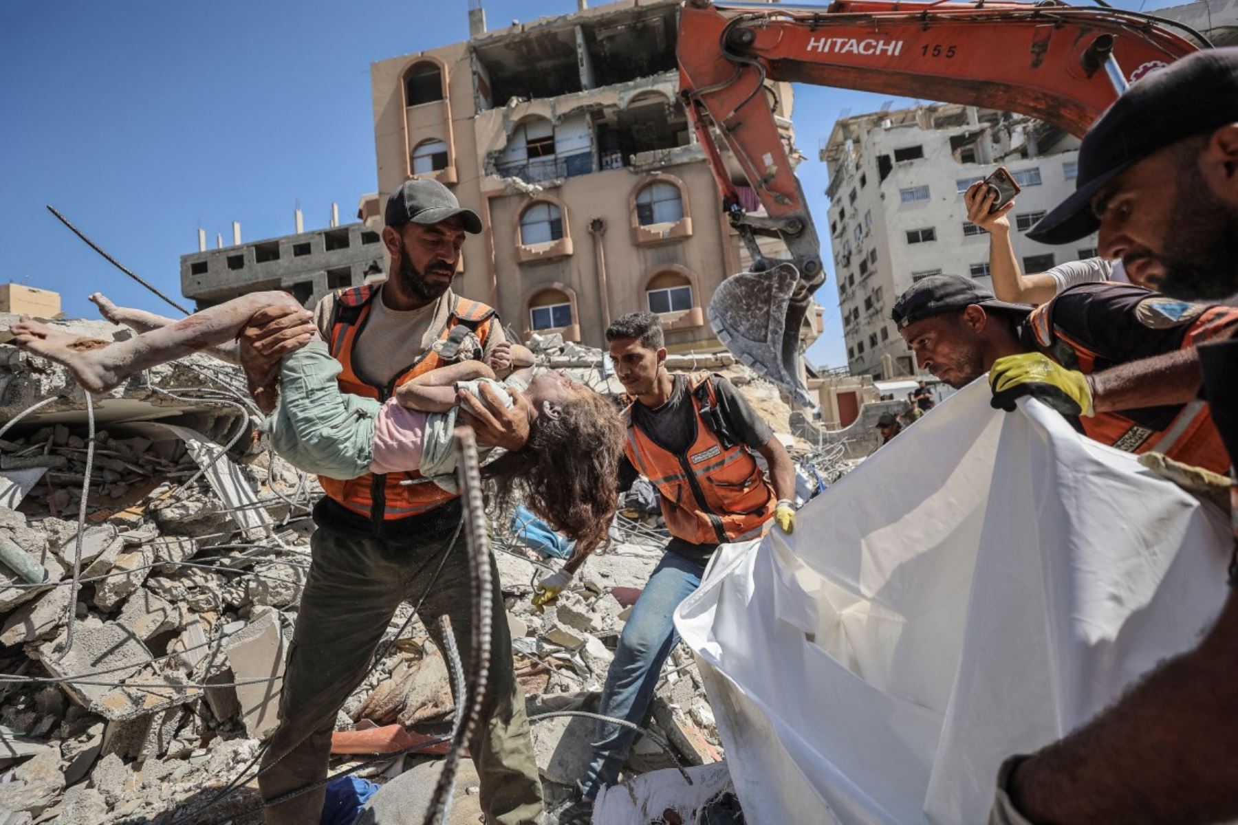 Un rescatista transporta el cuerpo de una niña palestina en el lugar del derrumbe de un edificio en la zona de Tal al-Hawa de la ciudad de Gaza el 16 de septiembre de 2026. Foto: AFP