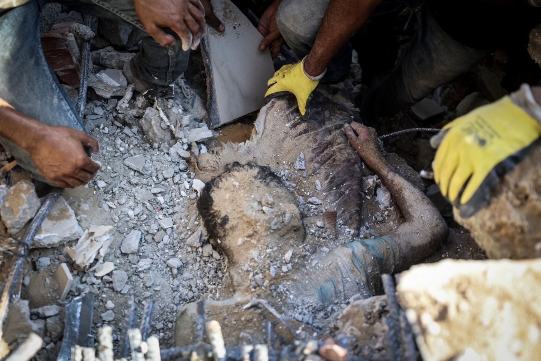Los rescatistas extraen un cuerpo de entre los escombros de un edificio que se derrumbó en la zona de Tal al-Hawa, en la ciudad de Gaza, el 16 de septiembre de 2026. Foto: AFP