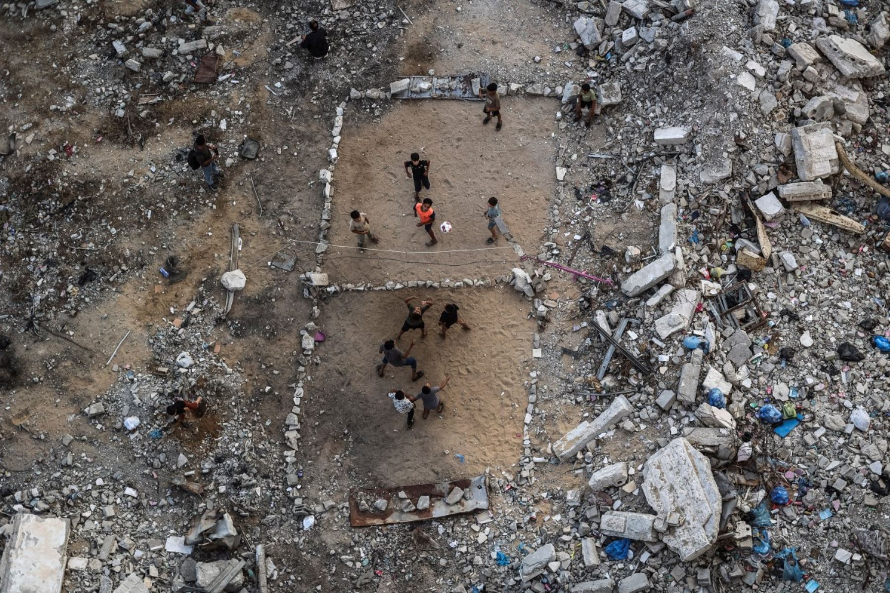 Niños palestinos juegan al voleibol en una cancha improvisada hecha de escombros en la ciudad de Gaza el 15 de septiembre de 2026. Foto: AFP
