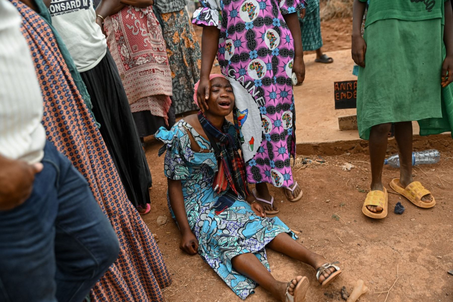 Los dolientes lloran al presenciar la llegada de los 26 cuerpos al cementerio de Ruzizi para su entierro colectivo, tras la ceremonia fúnebre oficial por los niños que murieron en el incendio de Bukavu, el 14 de septiembre de 2026. Foto: AFP