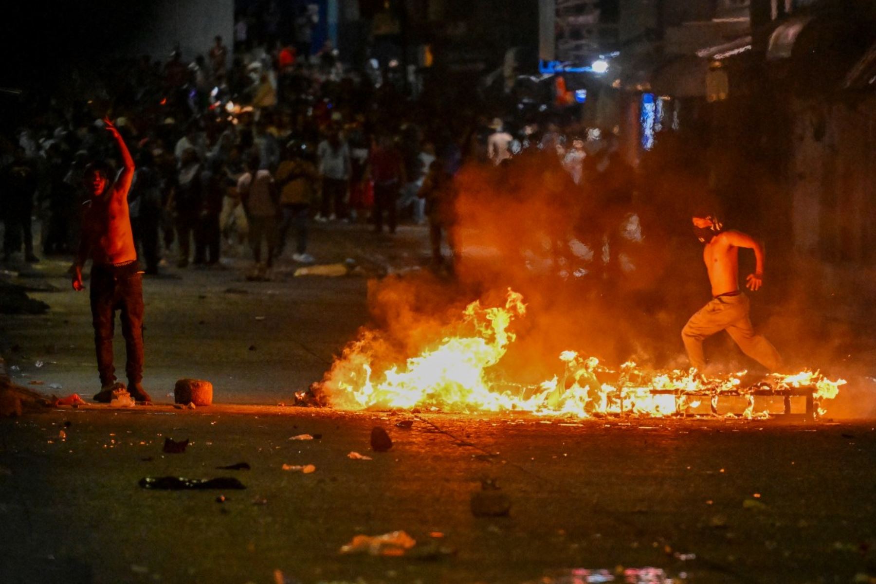 Manifestantes incendian una barricada en el barrio de Santa Isabel, en el municipio de Villa Nueva, en las afueras de la Ciudad de Guatemala, el 11 de septiembre de 2026, en medio de protestas por el aumento del precio de los combustibles. (Foto de Johan ORDONEZ / AFP)