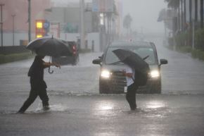 Cancelan vuelos y piden evacuar ante la llegada del tifón Dujuan a Japón.