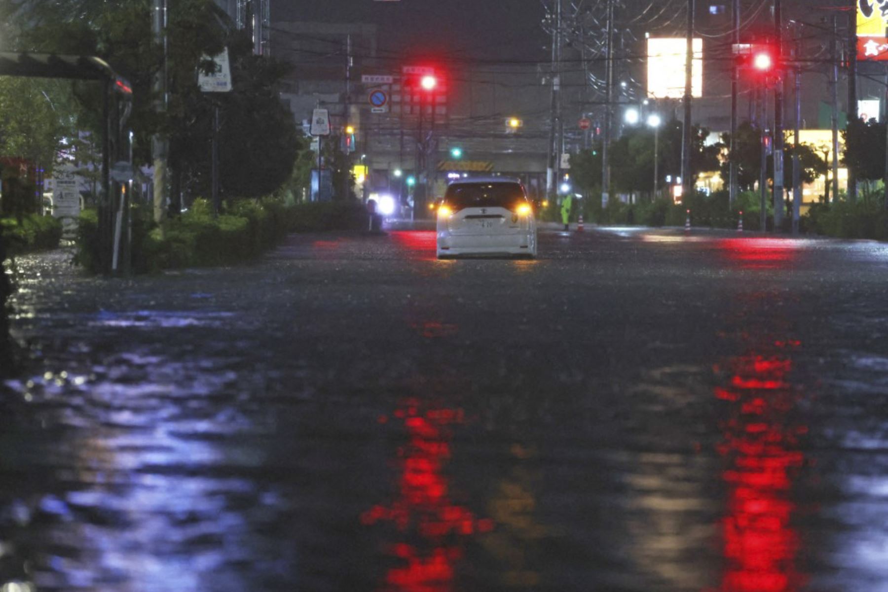 Un automóvil quedó varado en una calle inundada durante las fuertes lluvias provocadas por el tifón Dujuan en la ciudad de Funabashi, prefectura de Chiba, Japón, el 21 de septiembre de 2026. Foto: AFP