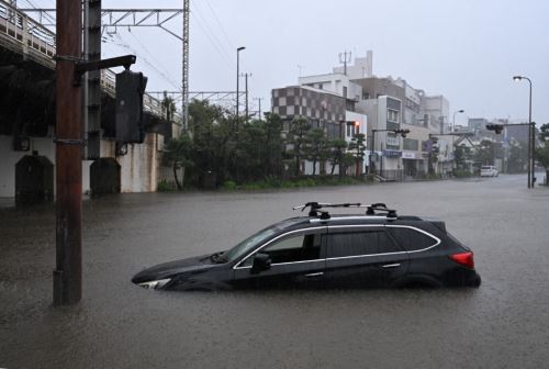 Cancelan vuelos y piden evacuar ante la llegada del tifón Dujuan a Japón