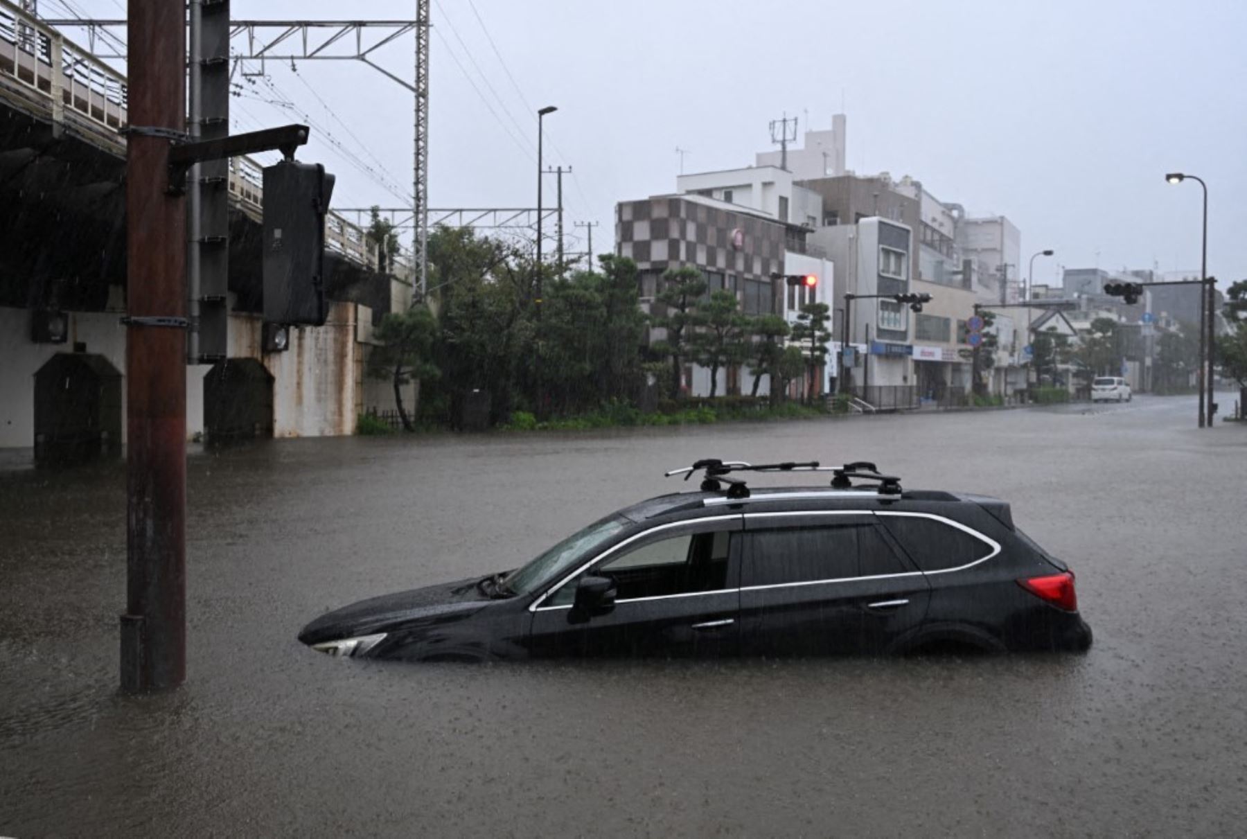Un automóvil quedó varado en una calle inundada tras las fuertes lluvias provocadas por el tifón Dujuan en la ciudad de Kamakura, prefectura de Kanagawa, Japón, el 21 de septiembre de 2026. Foto: AFP