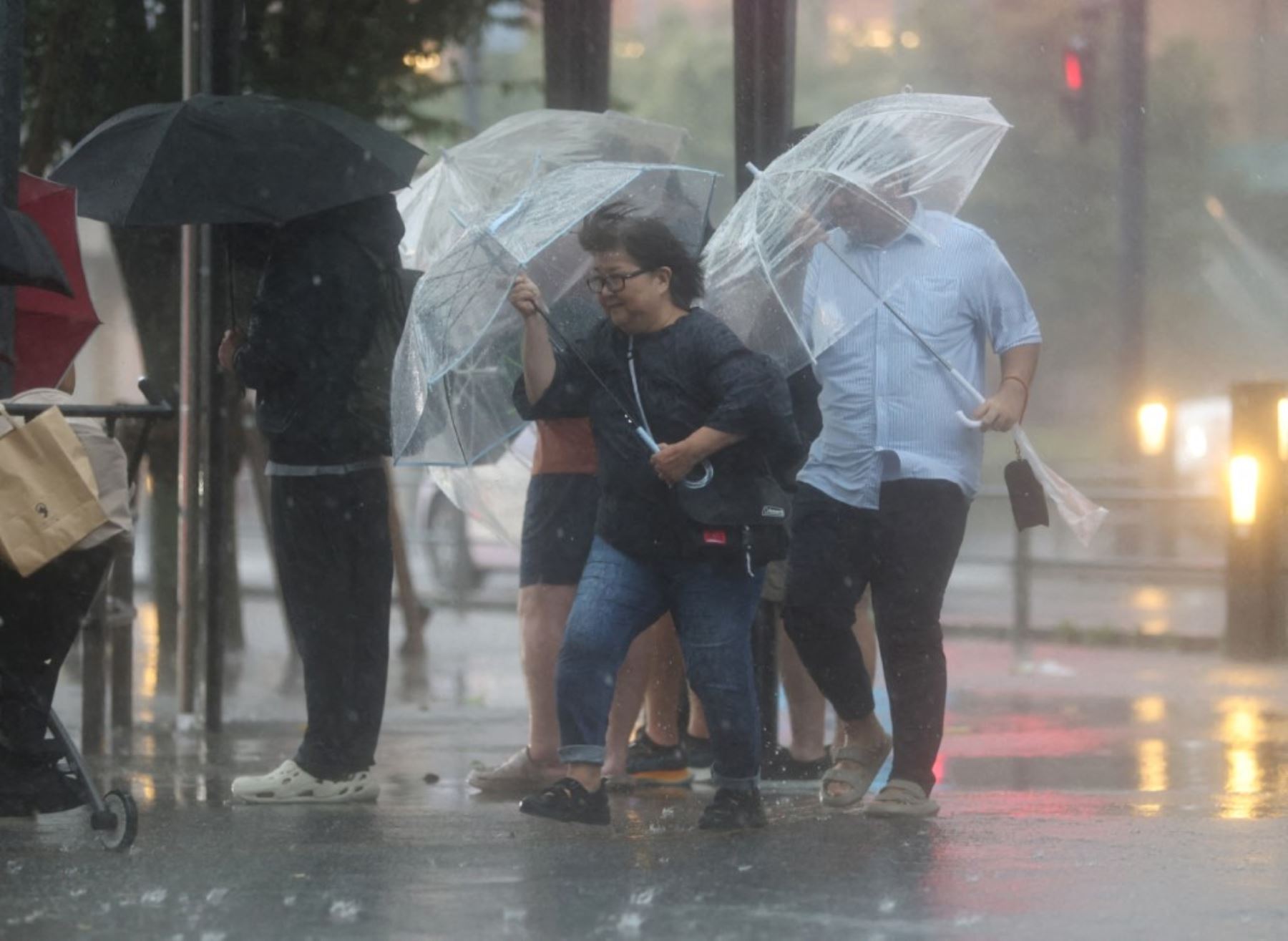 Personas caminan con paraguas bajo una fuerte lluvia mientras el tifón Dujuan se acerca en el distrito de Sumida, Tokio, Japón, el 21 de septiembre de 2026. El tifón n.° 25 se desplaza hacia el noreste en dirección a las islas Izu y se espera que alcance su punto más cercano a la región de Kanto. Foto: AFP