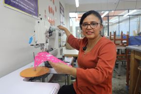 Mientras aprendía a confeccionar cartucheras, neceseres y bolsos personalizados, también aprendió a exhibir sus productos en redes sociales, crear contenido y captar clientes, y a posicionar su marca. ANDINA/Difusión