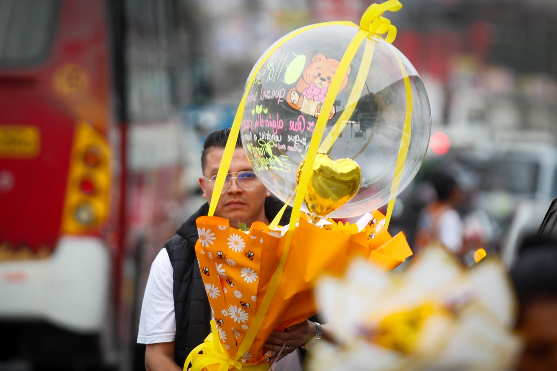Rosas, girasoles, gladiolos y crisantemos forman parte de la oferta que se comercializa en esta fecha, en la que muchas personas buscan flores amarillas. Foto: ANDINA/Ricardo Cuba.