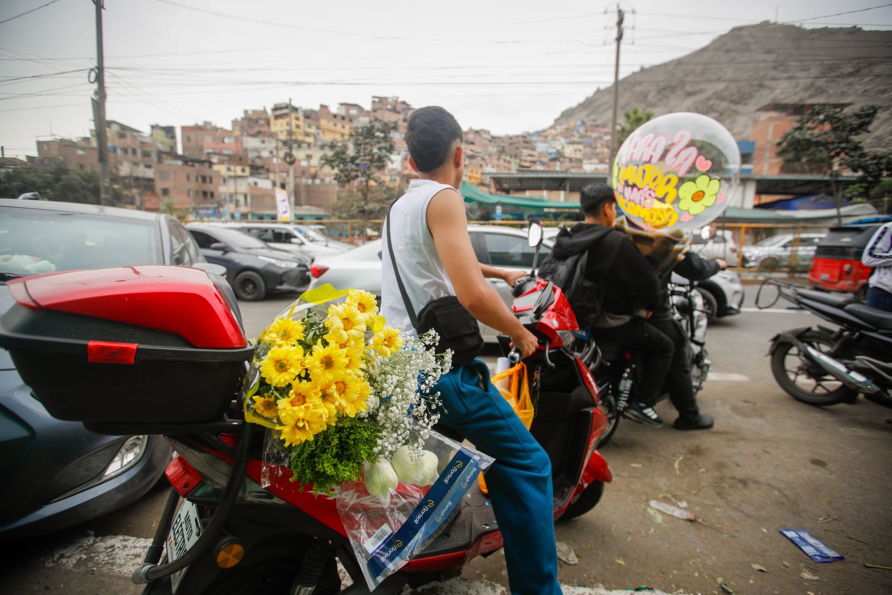 La afluencia de compradores en Acho refleja el interés por una tradición moderna que también dinamiza la venta de flores producidas en distintas regiones del país. Foto: ANDINA/Ricardo Cuba.
