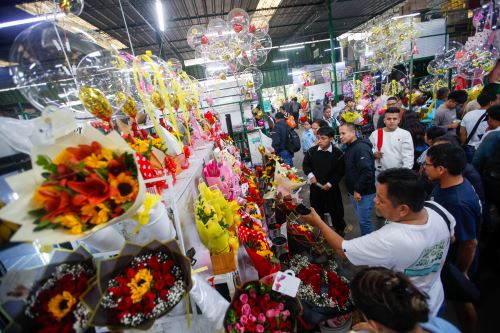 ¡Bienvenida, primavera! Flores amarillas convocan a cientos de personas en el mercado de Acho