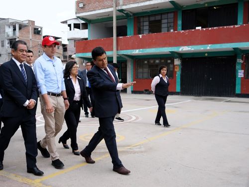 Titular del sector Educación visitó colegio en Villa El Saslvador, donde exhortó a fortalecer la disciplina para luchar contra el bullying en los colegios. Foto: Difusión