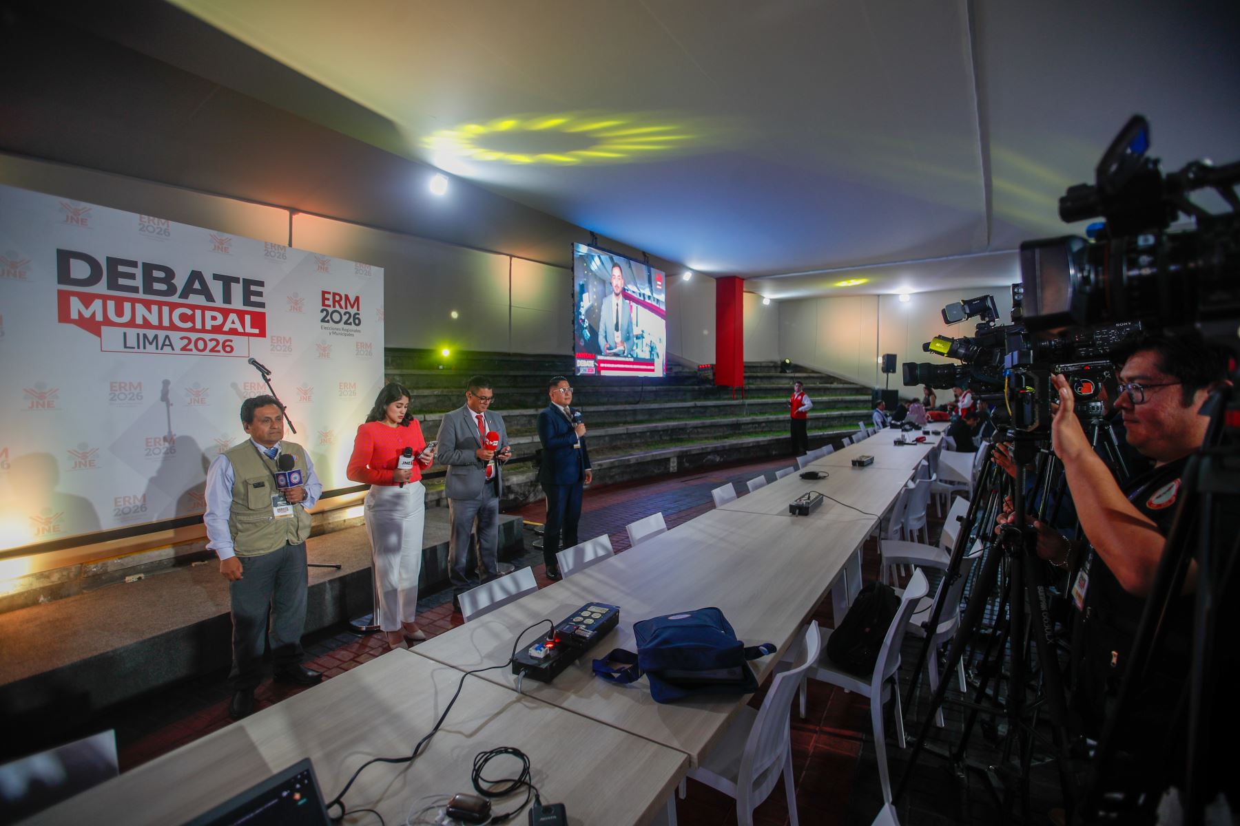 La Agencia de Noticias Andina y el Diario Oficial El Peruano se encuentran listos para la cobertura periodística del debate municipal por la alcaldía de Lima, en el que los candidatos expondrán sus propuestas y planes de gobierno ante la ciudadanía. La jornada permitirá informar sobre las incidencias y principales planteamientos de los postulantes al sillón municipal. Foto: ANDINA/Ricardo Cuba.