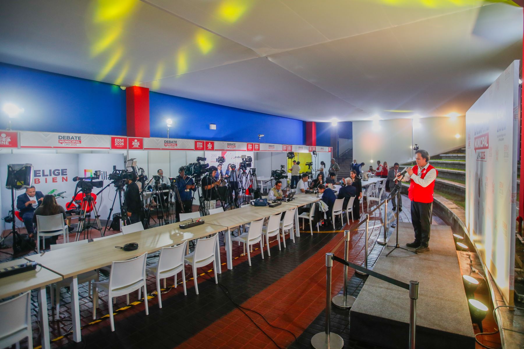 La Agencia de Noticias Andina y el Diario Oficial El Peruano se encuentran listos para la cobertura periodística del debate municipal por la alcaldía de Lima, en el que los candidatos expondrán sus propuestas y planes de gobierno ante la ciudadanía. La jornada permitirá informar sobre las incidencias y principales planteamientos de los postulantes al sillón municipal. Foto: ANDINA/Ricardo Cuba.