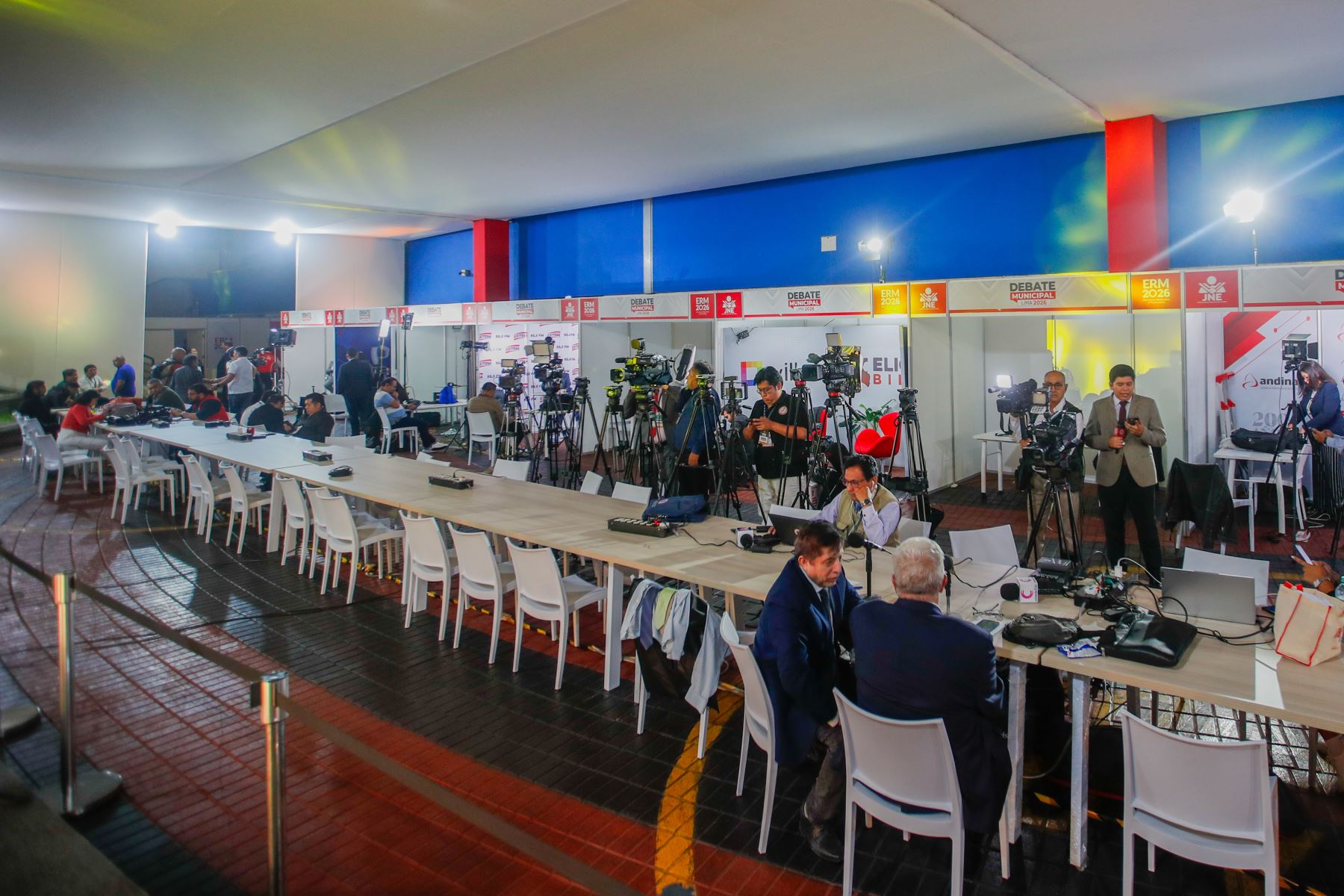 La Agencia de Noticias Andina y el Diario Oficial El Peruano se encuentran listos para la cobertura periodística del debate municipal por la alcaldía de Lima, en el que los candidatos expondrán sus propuestas y planes de gobierno ante la ciudadanía. La jornada permitirá informar sobre las incidencias y principales planteamientos de los postulantes al sillón municipal. Foto: ANDINA/Ricardo Cuba.