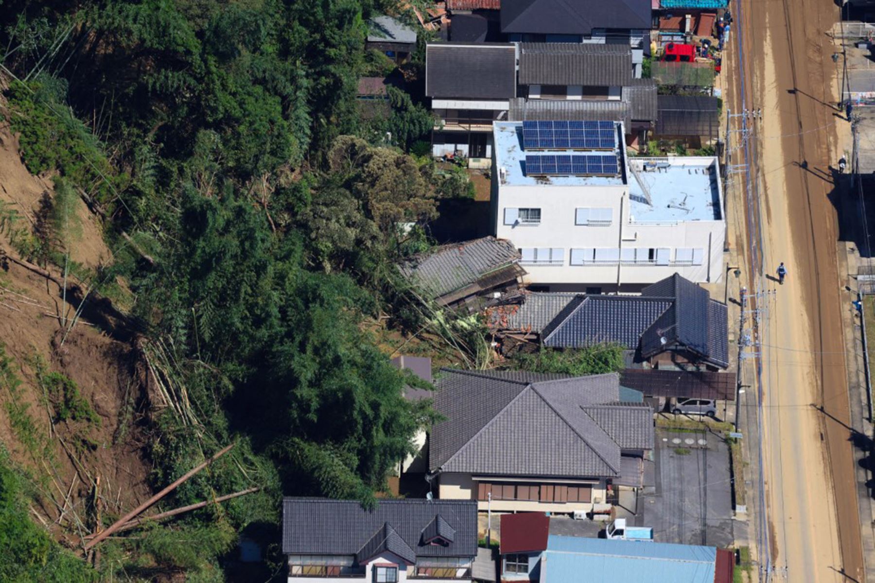 Una fotografía aérea muestra el lugar de un deslizamiento de tierra tras las fuertes lluvias provocadas el día anterior por el tifón Dujuan en la ciudad de Mobara, prefectura de Chiba (Japón). Foto: AFP