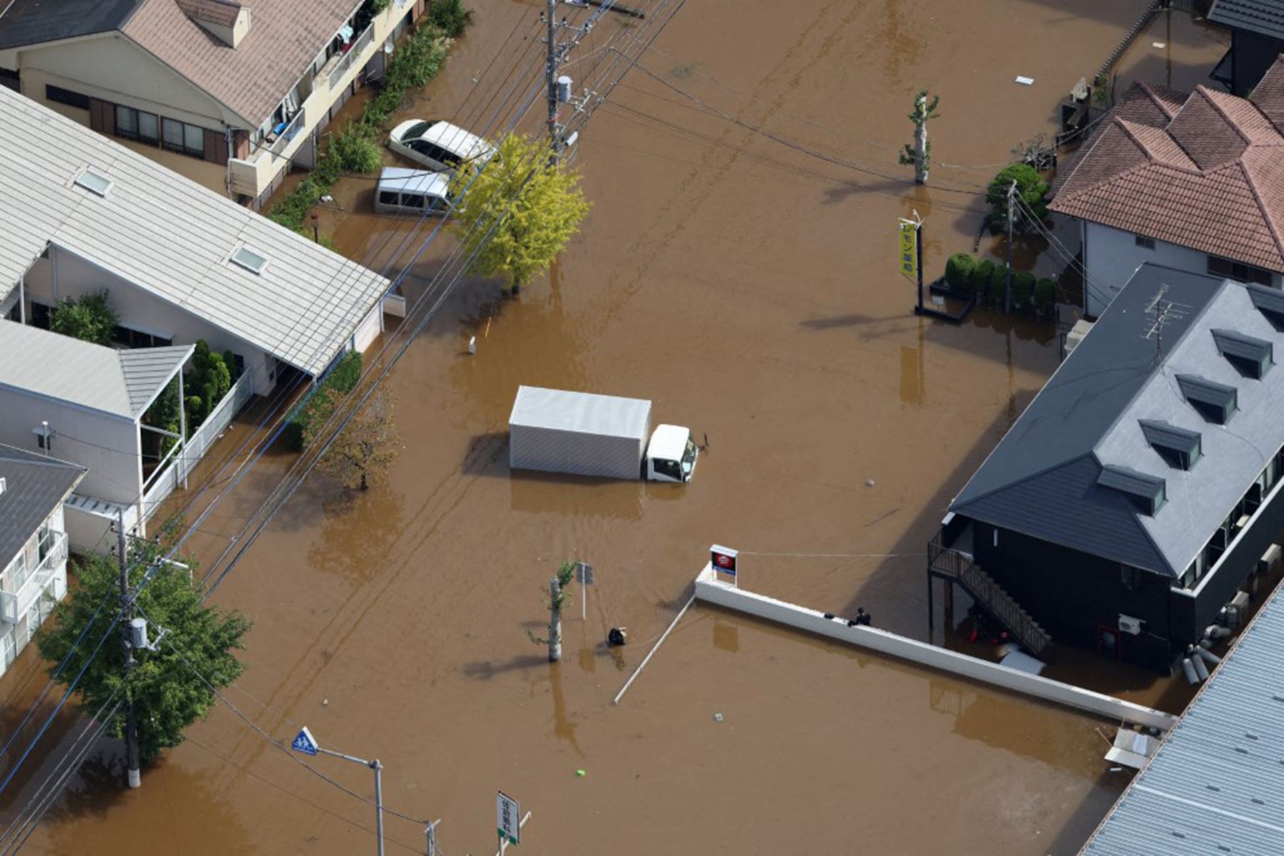 Una fotografía aérea muestra una zona residencial inundada tras las fuertes lluvias provocadas el día anterior por el tifón Dujuan en la ciudad de Sakura, prefectura de Chiba (Japón). Foto: AFP