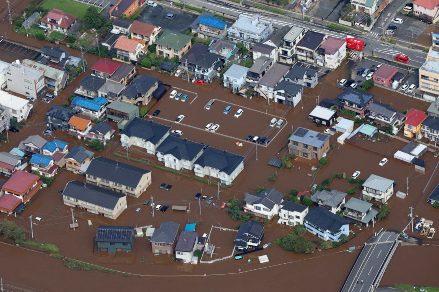 Una fotografía aérea muestra una zona residencial inundada tras las fuertes lluvias provocadas el día anterior por el tifón Dujuan en la ciudad de Sakura, prefectura de Chiba (Japón). Foto: AFP