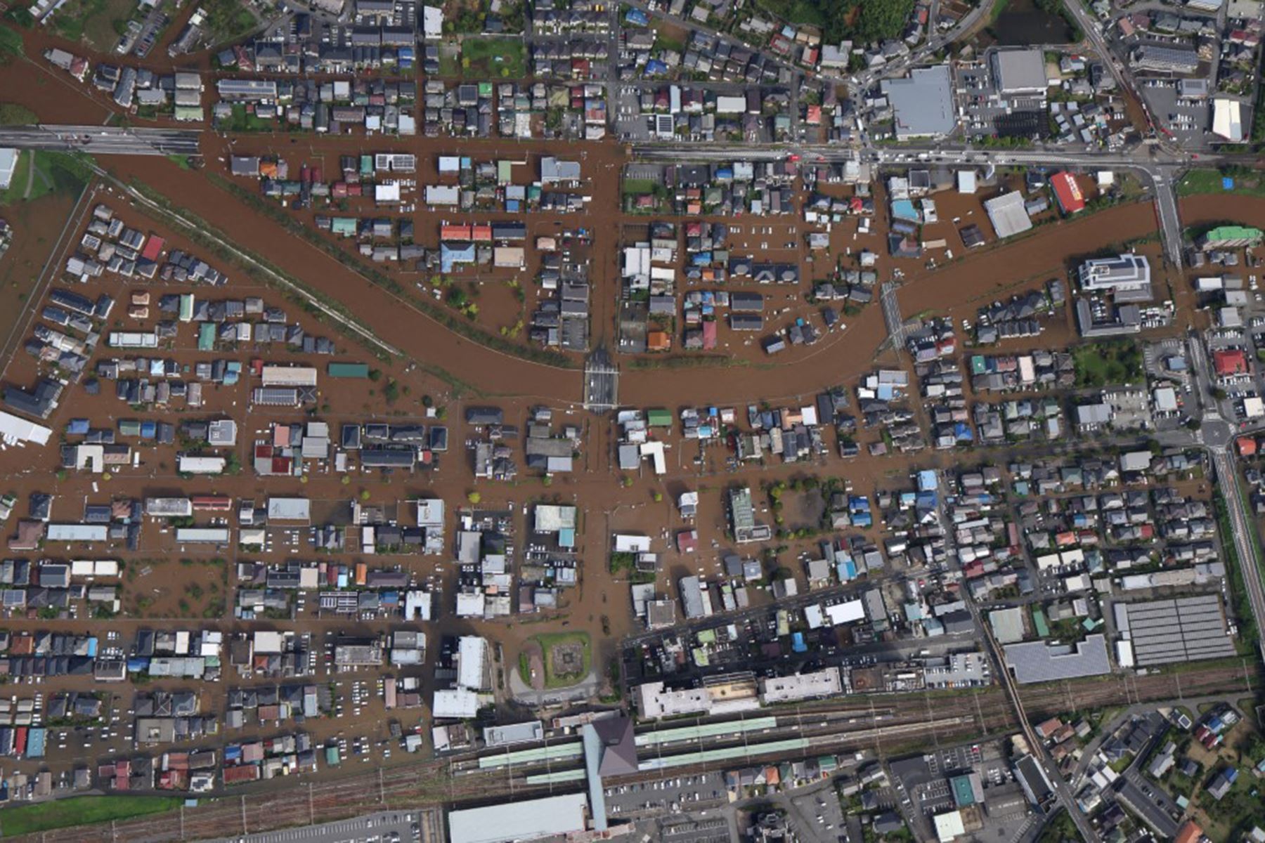 Una fotografía aérea muestra una zona residencial inundada tras las fuertes lluvias provocadas el día anterior por el tifón Dujuan en la ciudad de Sakura, prefectura de Chiba (Japón). Foto: AFP